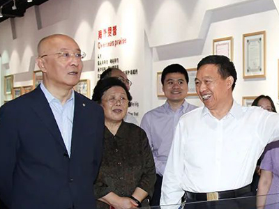 中國(guó)建筑材料聯(lián)合會(huì)黨委書記、會(huì)長(zhǎng)閻曉峰一行親臨鵬飛集團(tuán)調(diào)研